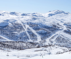 Vinn cruise med Hurtigruten for 2 Vinn skiferie på Magic Mountain Lodge